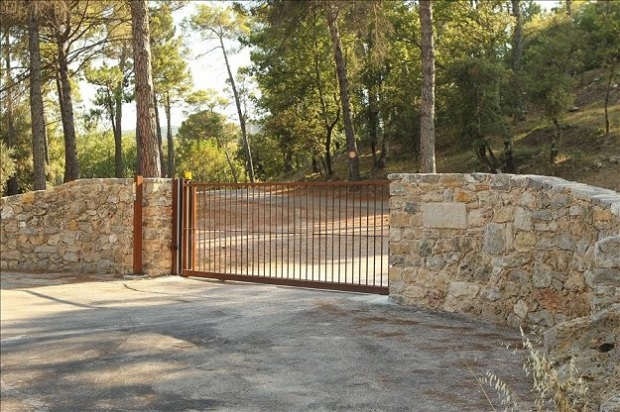 Brangelina's Castle small gate