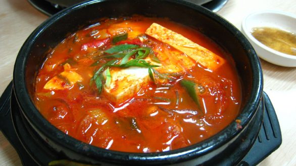 Korean_stew-Kimchi_jjigae-01