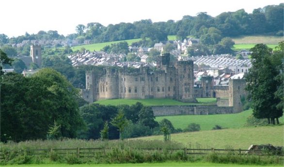 Alnwick_and_Alnwick_Castle_-_Northumberland_-_140804