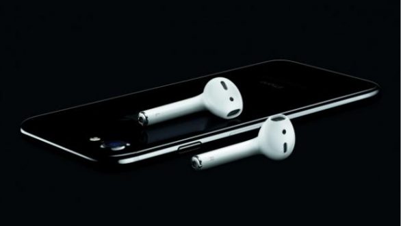 apple-iphone-7-jet-black-airpod-tech2-720-624x351